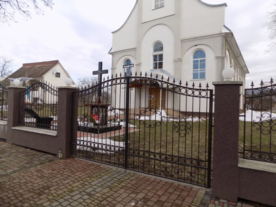 Розгортали кожну церковну записку і виймали звідти гроші: чоловіки пограбували два храми Розгортали кожну церковну записку і виймали звідти гроші: чоловіки пограбували два храми