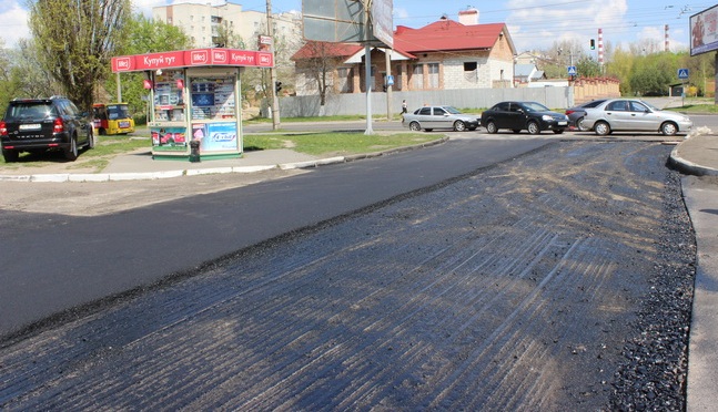 На вулицях Ужгорода зняли старий асфальт, але ремонт не почали На вулицях Ужгорода зняли старий асфальт, але ремонт не почали