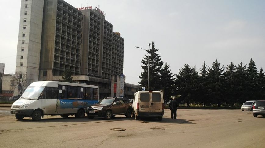 Позашляховик зіткнувся в Ужгороді з мікроавтобусом Позашляховик зіткнувся в Ужгороді з мікроавтобусом