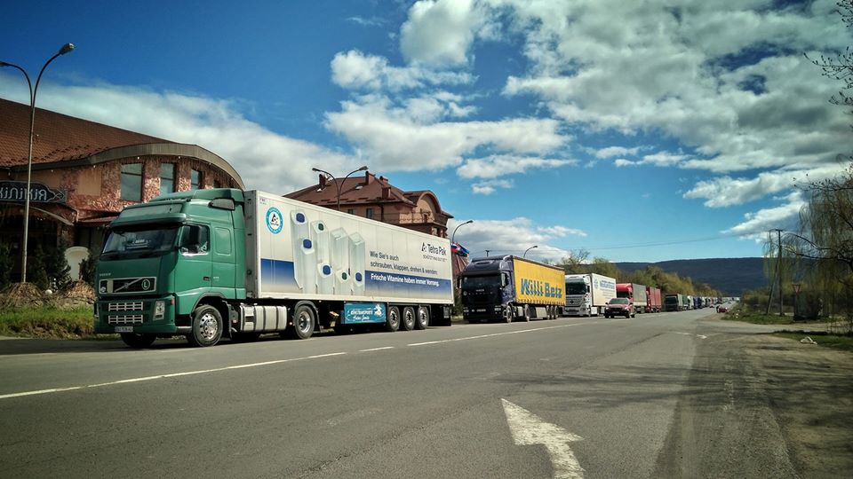 Сотні вантажівок вишикувались у черзі до КПП "Ужгород" Сотні вантажівок вишикувались у черзі до КПП "Ужгород"