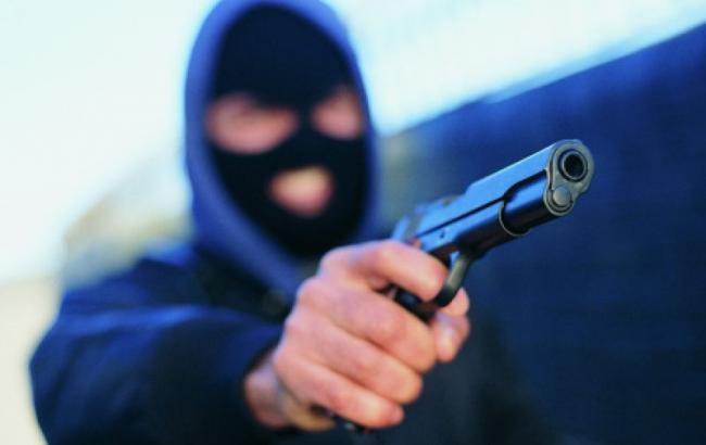 Троє невідомих у масках та зі зброєю увірвались у будинок, зв’язали господиню і забрали гроші Троє невідомих у масках та зі зброєю увірвались у будинок, зв’язали господиню і забрали гроші