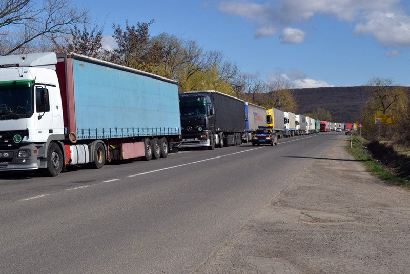 Водії розповіли чому утворилася величезна черга до КПП «Ужгород» Водії розповіли чому утворилася величезна черга до КПП «Ужгород»