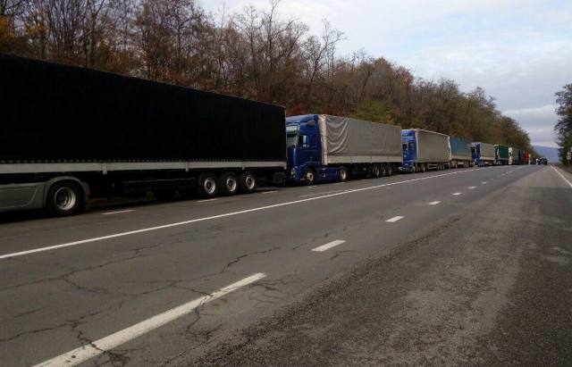 Без зручностей, обмаль їжі: водії вантажівок вже кілька днів стоять на кордоні