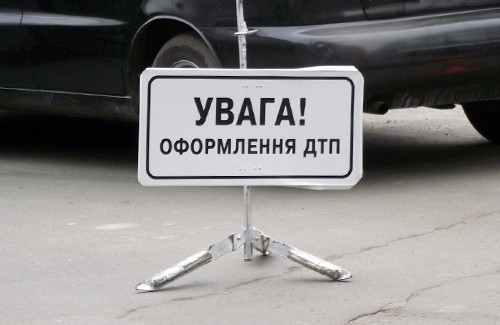 Неподалік транспортного мосту в Ужгороді сталась ДТП: зіткнулись мікроавтобус та два автомобілі Неподалік транспортного мосту в Ужгороді сталась ДТП: зіткнулись мікроавтобус та два автомобілі