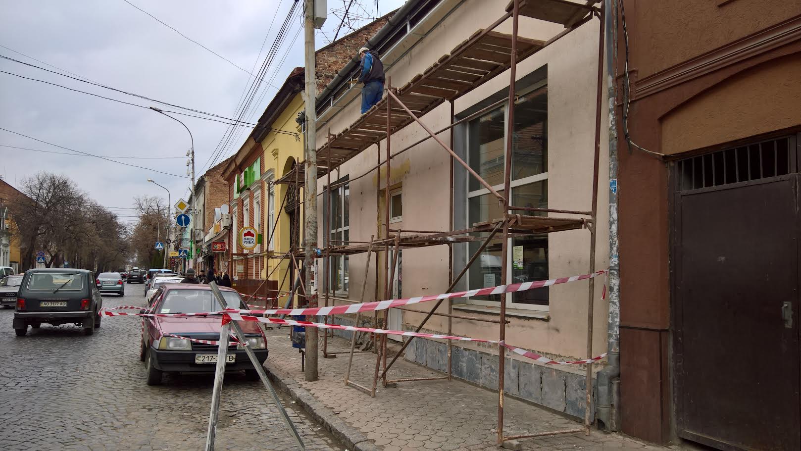 Буде оштрафовано мукачівця, який перекрив на вулиці Духновича тротуар Буде оштрафовано мукачівця, який перекрив на вулиці Духновича тротуар