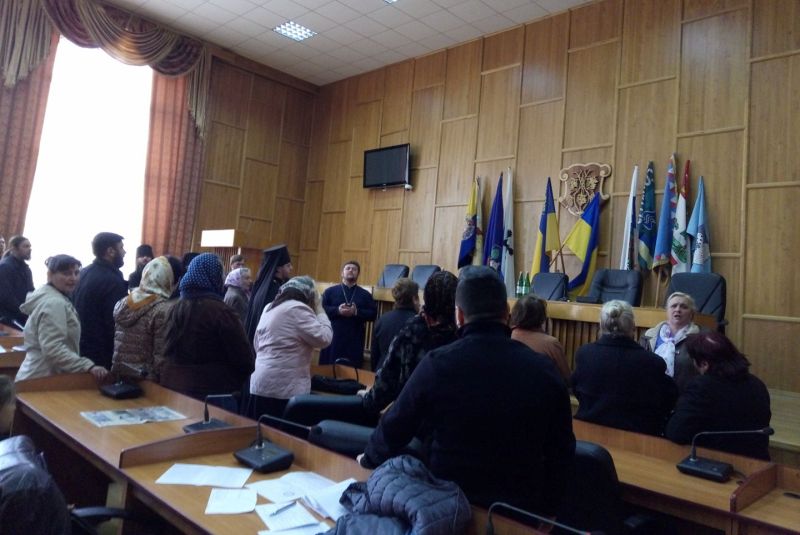 ФОТО: Алла Хаятова Міжконфесійна сутичка в Ужгороді через землю: як бились та молились церковники
