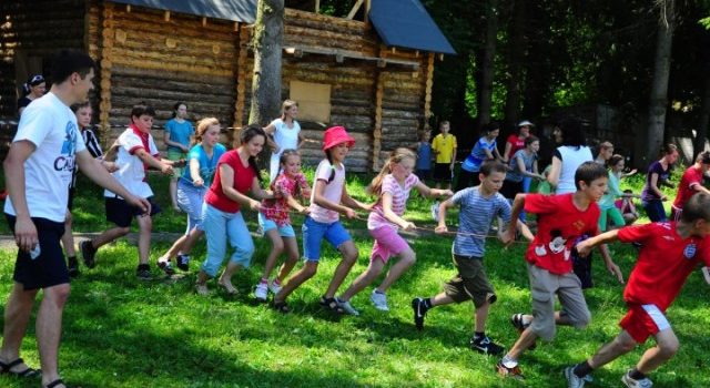 Діти поліцейських зі Сходу України відпочиватимуть на Закарпатті Діти поліцейських зі Сходу України відпочиватимуть на Закарпатті