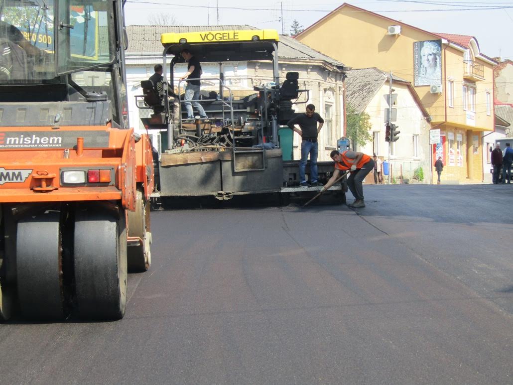 Вулицю Підгірну в Ужгороді асфальтують Вулицю Підгірну в Ужгороді асфальтують