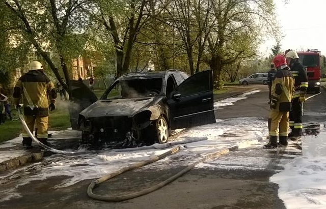ФОТО: Про Захід Ужгородська поліція прокоментувала підпал іномарки "Mercedes", яка, ймовірно, належить полковнику поліції