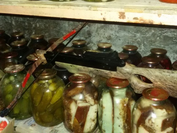 Закарпатець заховав зброю у підвалі між салом Закарпатець заховав зброю у підвалі між салом