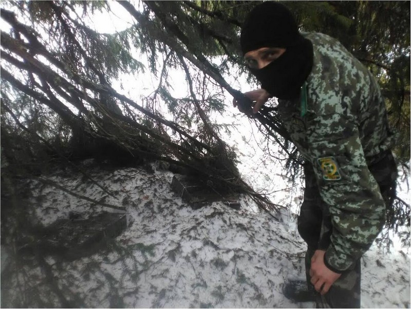 Прикордонники знайшли біля кордону понад 900 пачок сигарет Прикордонники знайшли біля кордону понад 900 пачок сигарет