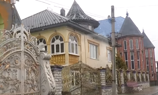 Розкішне життя ромів на Закарпатті: будинки-палаци, які вражають величиною та багатством Розкішне життя ромів на Закарпатті: будинки-палаци, які вражають величиною та багатством