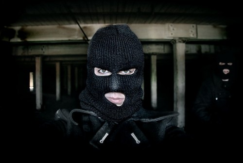 До 15 років позбавлення волі загрожує закарпатцям, які зв’язали жінку і пограбували її будинок До 15 років позбавлення волі загрожує закарпатцям, які зв’язали жінку і пограбували її будинок