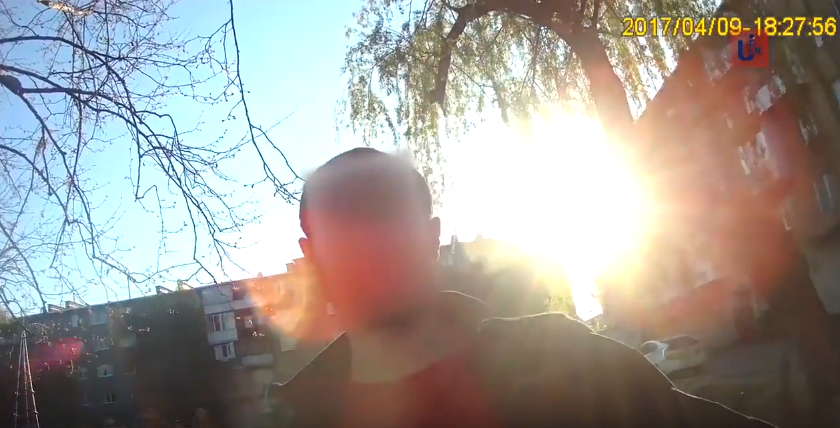 Як у мікрорайоні Підгоряни в Мукачеві хлопець тікав від поліцейських та хотів їх вдарити Як у мікрорайоні Підгоряни в Мукачеві хлопець тікав від поліцейських та хотів їх вдарити