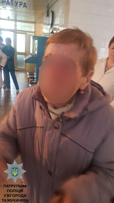 Ужгородські патрульні допомогли жінці, що знаходилася у безпорадному стані, знайти свою домівку Ужгородські патрульні допомогли жінці, що знаходилася у безпорадному стані, знайти свою домівку