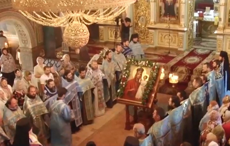 Тисячі вірників приклонились до унікальної чудотворної ікони, яку вперше привезли до Мукачева Тисячі вірників приклонились до унікальної чудотворної ікони, яку вперше привезли до Мукачева