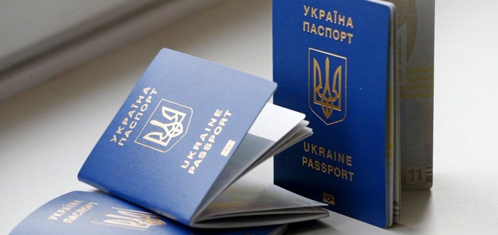 Закарпатцям не встигають друкувати біометричні закордонні паспорти Закарпатцям не встигають друкувати біометричні закордонні паспорти