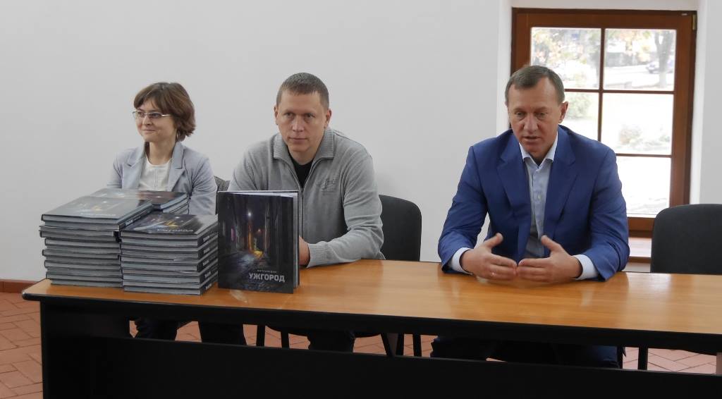 Презентовано новий "народний" фотоальбом "Ужгород" Презентовано новий "народний" фотоальбом "Ужгород"