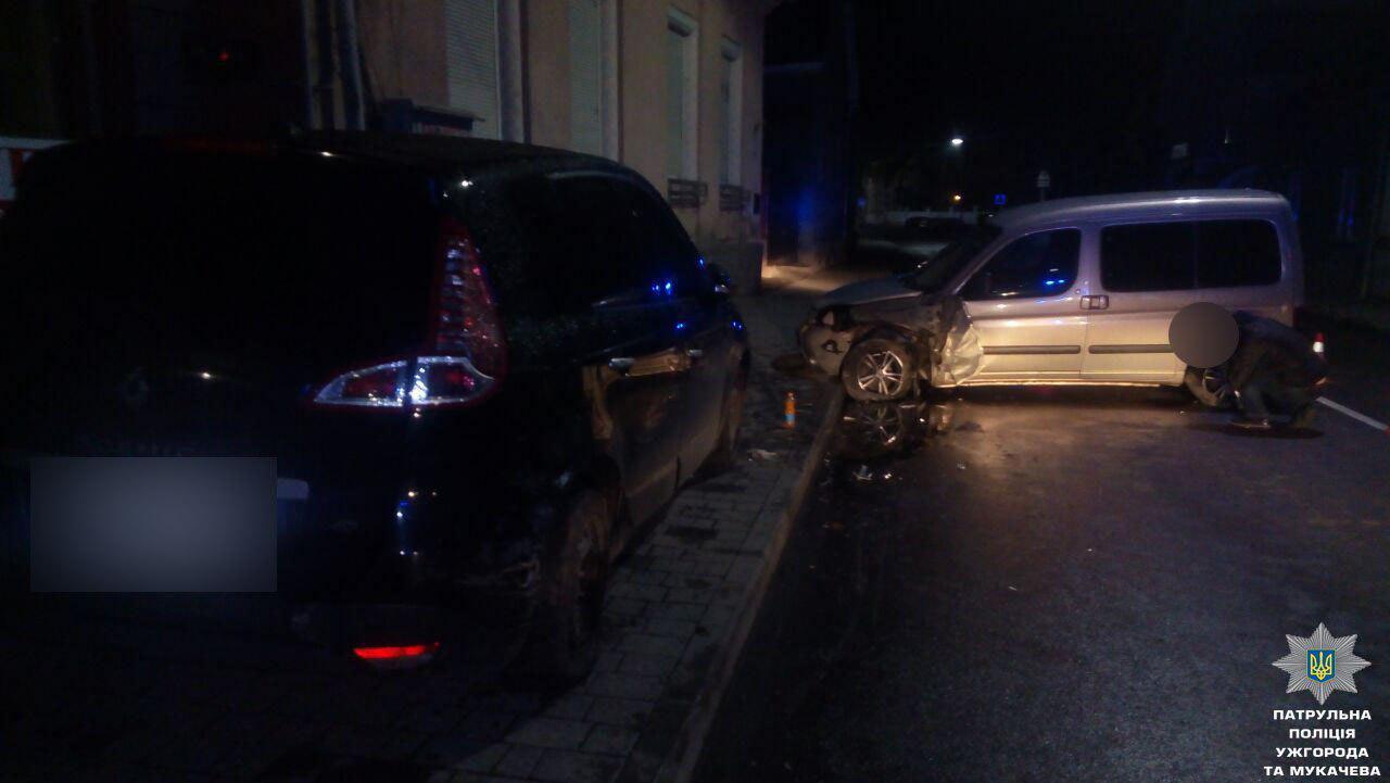 В Ужгороді водій іномарки втік від патрульних і протаранив "Opel" і дорожній знак В Ужгороді водій іномарки втік від патрульних і протаранив "Opel" і дорожній знак