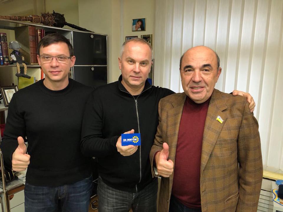 Нардеп із Закарпаття змінив партію та похизувався новим партквитком Нардеп із Закарпаття змінив партію та похизувався новим партквитком