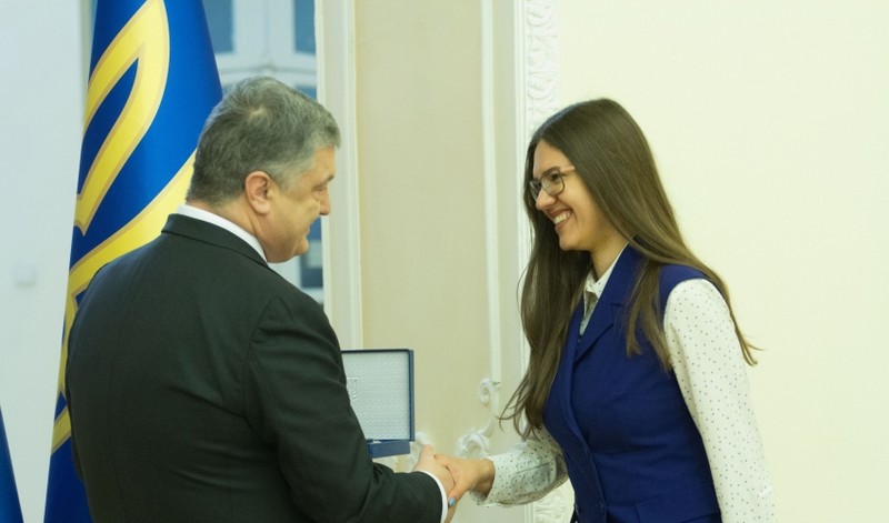 Дівчина з Мукачева стала лауреатом премії Президента України для молодих учених Дівчина з Мукачева стала лауреатом премії Президента України для молодих учених