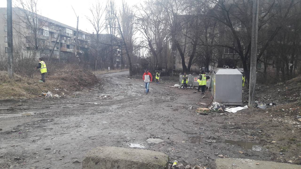 Стихійне сміттєзвалище, що постійно виникає у мікрорайоні Шахта в Ужгороді, знову прибрали Стихійне сміттєзвалище, що постійно виникає у мікрорайоні Шахта в Ужгороді, знову прибрали