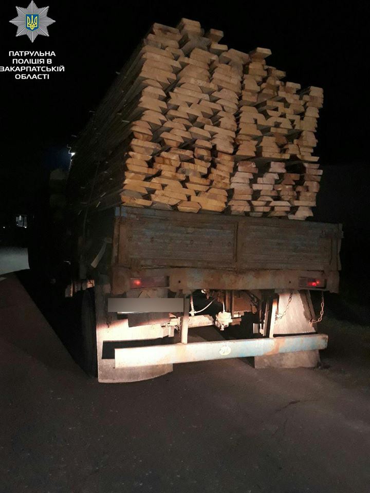 Патрульні зупинили вантажівку з деревиною без документів Патрульні зупинили вантажівку з деревиною без документів