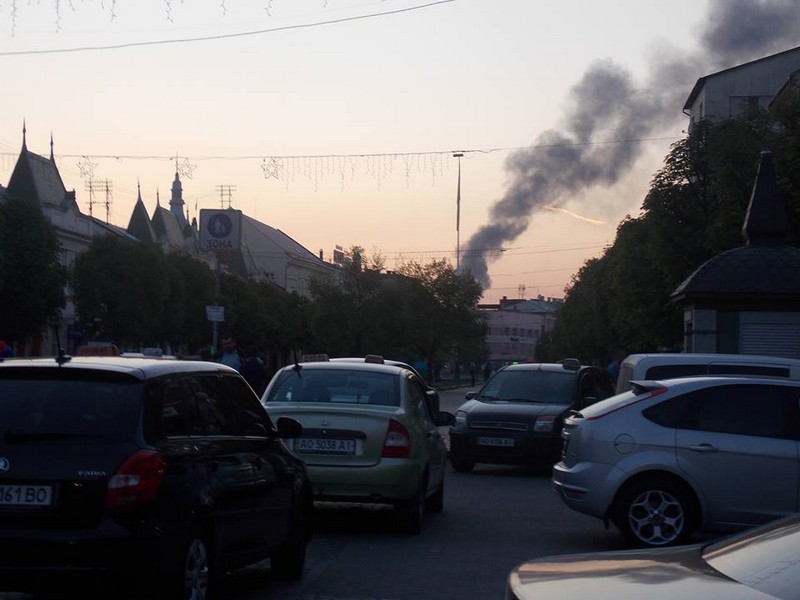 Масштабна пожежа у Мукачеві: клуби чорного диму було видно майже в усіх частинах міста, – соцмережі Масштабна пожежа у Мукачеві: клуби чорного диму було видно майже в усіх частинах міста, – соцмережі