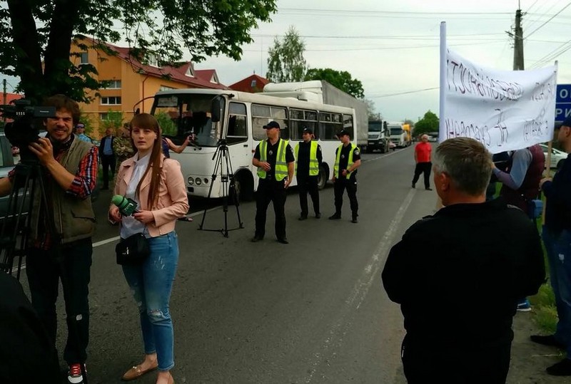 На Ужгородщині люди перекрили трасу "Київ-Чоп" На Ужгородщині люди перекрили трасу "Київ-Чоп"