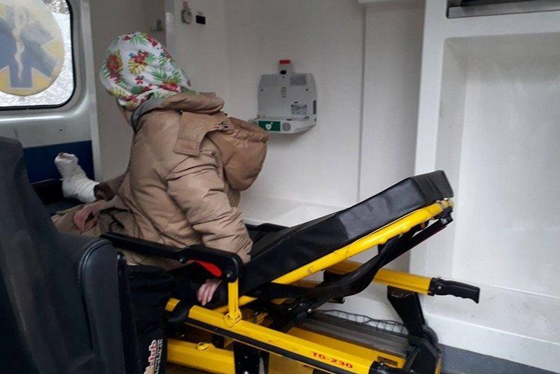 Мукачівці скаржаться на жінку, яка плює на перехожих. Місцеві чиновники кажуть, що не можуть нічим допомогти Мукачівці скаржаться на жінку, яка плює на перехожих. Місцеві чиновники кажуть, що не можуть нічим допомогти