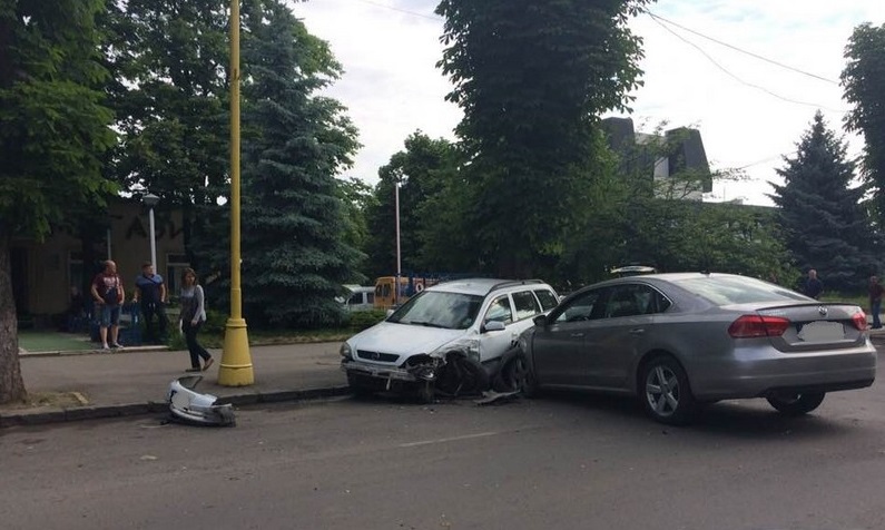 У центральній частині Ужгорода вранці сталася аварія У центральній частині Ужгорода вранці сталася аварія
