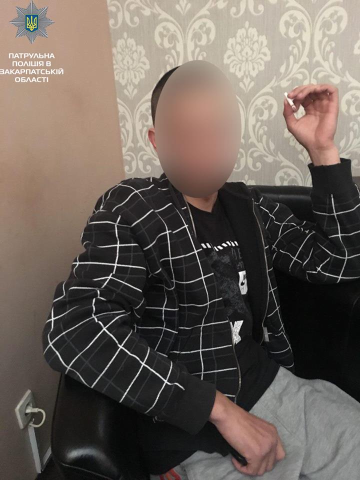 Троє невідомих розповсюджували наркотики посеред білого дня поблизу центра Мукачева Троє невідомих розповсюджували наркотики посеред білого дня поблизу центра Мукачева