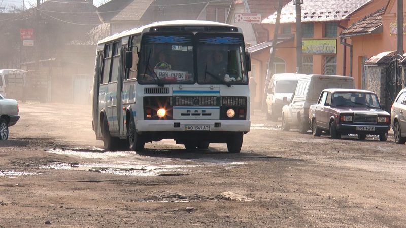 Багатостраждальну дорогу через Чинадієво таки відремонтують Багатостраждальну дорогу через Чинадієво таки відремонтують
