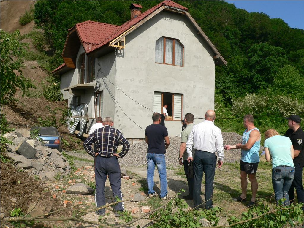 Житель Кольчина, якому зсувом пошкоджено будинок, розповів про збитки Житель Кольчина, якому зсувом пошкоджено будинок, розповів про збитки