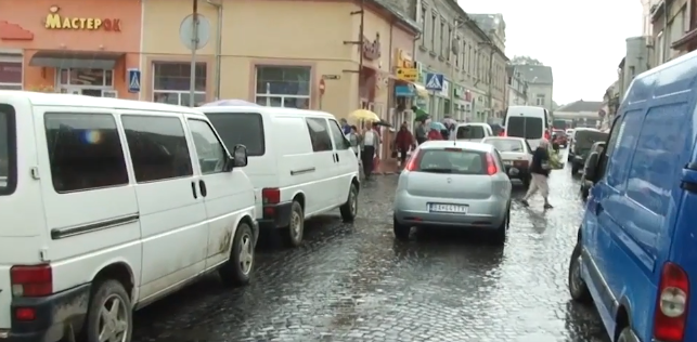 Водії нарікають на проблему із паркуванням автомобілів у Мукачеві Водії нарікають на проблему із паркуванням автомобілів у Мукачеві