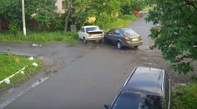 Камера відеоспостереження зафіксувала момент зіткнення двох автівок у Виноградові Камера відеоспостереження зафіксувала момент зіткнення двох автівок у Виноградові