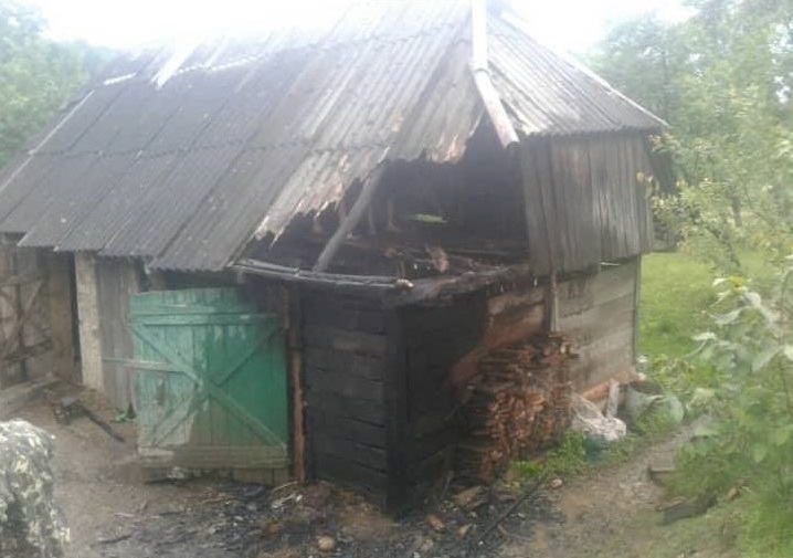 Рятувальники разом із селянами гасили пожежу у Хустському районі Рятувальники разом із селянами гасили пожежу у Хустському районі