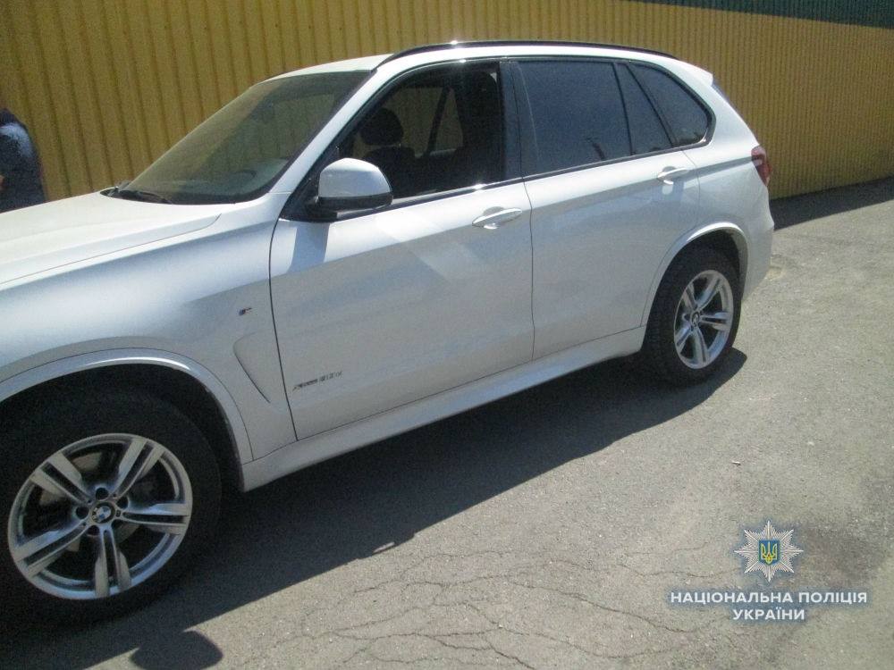 Викрадену іномарку "BMW X5" виявили в Ужгороді на стоянці біля торгового центру Викрадену іномарку "BMW X5" виявили в Ужгороді на стоянці біля торгового центру