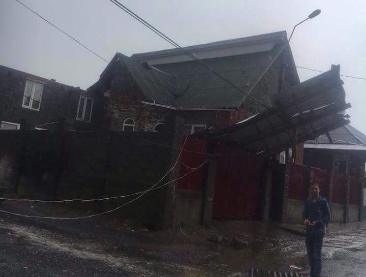 Потужний вітер під час грози зірвав дах будинку Потужний вітер під час грози зірвав дах будинку