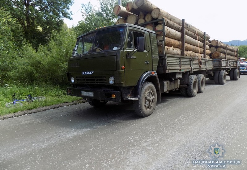 "КАМАЗ" наїхав на дитину: з’явились фото з місця ДТП "КАМАЗ" наїхав на дитину: з’явились фото з місця ДТП