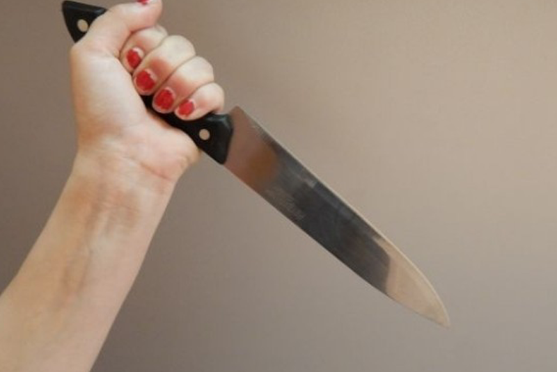 У Мукачеві донька напала на батька. Чоловік у реанімації У Мукачеві донька напала на батька. Чоловік у реанімації