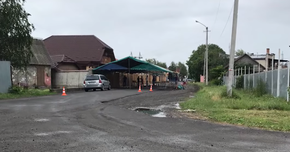 Влада Мукачева дала дозвіл перекрити ромам дорогу у мікрорайон на 4 дні, аби ті відгуляли весілля Влада Мукачева дала дозвіл перекрити ромам дорогу у мікрорайон на 4 дні, аби ті відгуляли весілля