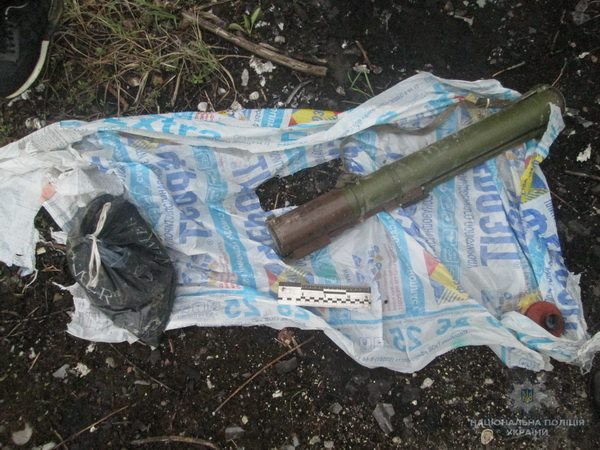 Поліція та СБУ знайшли сховок зброї в Ужгороді Поліція та СБУ знайшли сховок зброї в Ужгороді