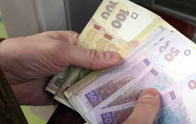 Мінімальну зарплату в Україні підвищать — коли та на скільки