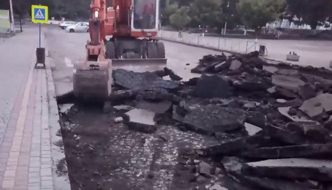 В Іршаві із дороги "здирають" асфальт, під яким вимощена бруківка В Іршаві із дороги "здирають" асфальт, під яким вимощена бруківка