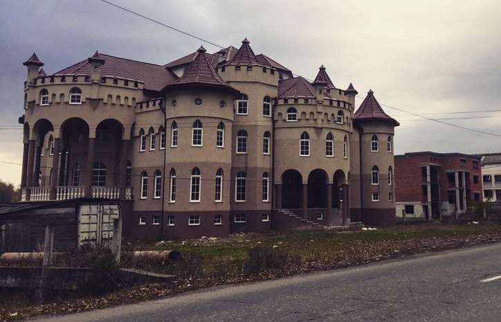 Столичні журналісти розповіли про розкішні палаци закарпатських румунів Столичні журналісти розповіли про розкішні палаци закарпатських румунів