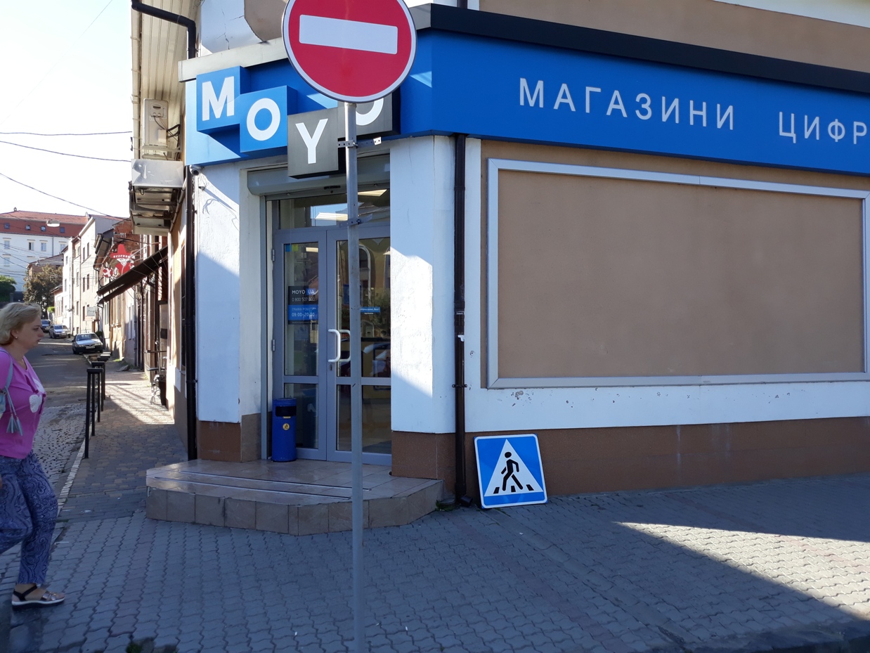 Невідомі познімали в Ужгороді дорожні знаки Невідомі познімали в Ужгороді дорожні знаки