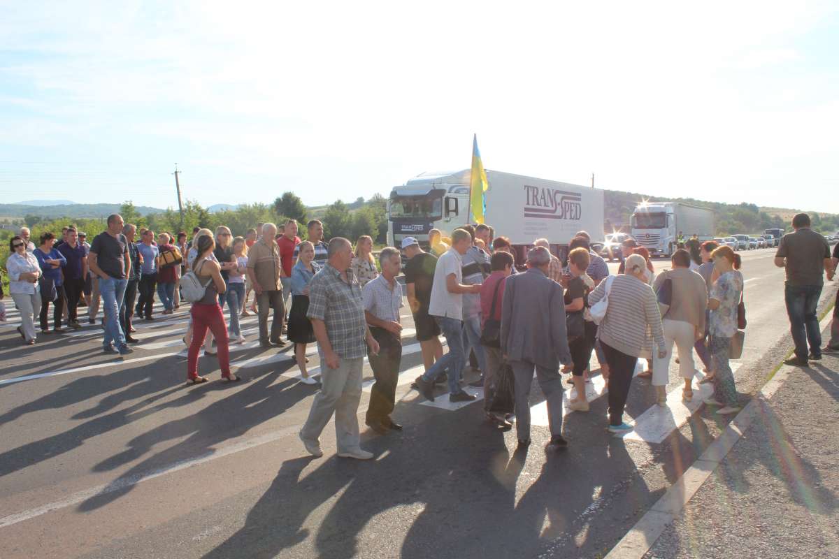 На Закарпатті люди у відчаї перекрили трасу Київ - Чоп На Закарпатті люди у відчаї перекрили трасу Київ - Чоп