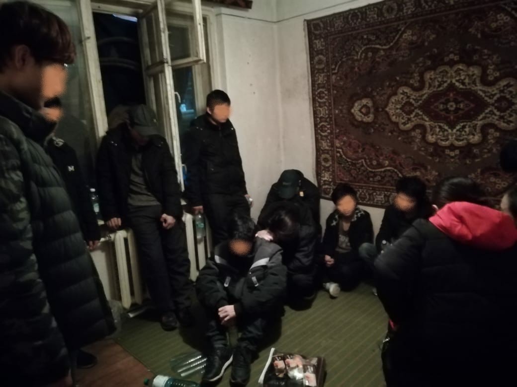 На Закарпатті затримали 13 нелегалів: ховались у будинку місцевого мешканця На Закарпатті затримали 13 нелегалів: ховались у будинку місцевого мешканця