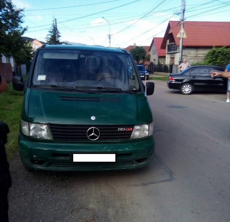 Мікроавтобус в’їхав у легковик Мікроавтобус в’їхав у легковик